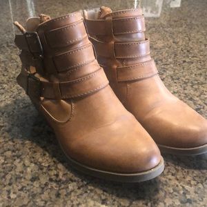 Boots in good condition. No scuffs or scratches.